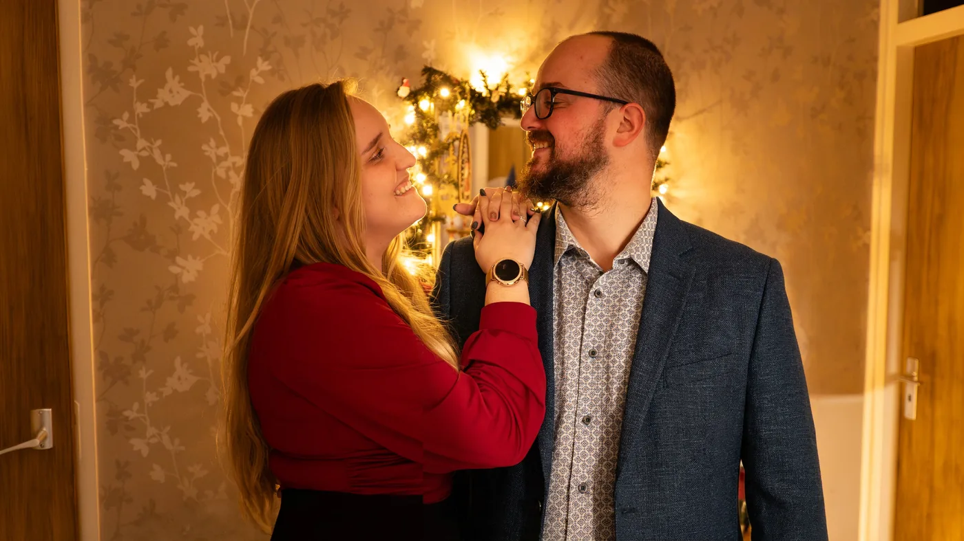 Giel en Lisa van Rozilio Media lachend samen bij warm kerstlicht